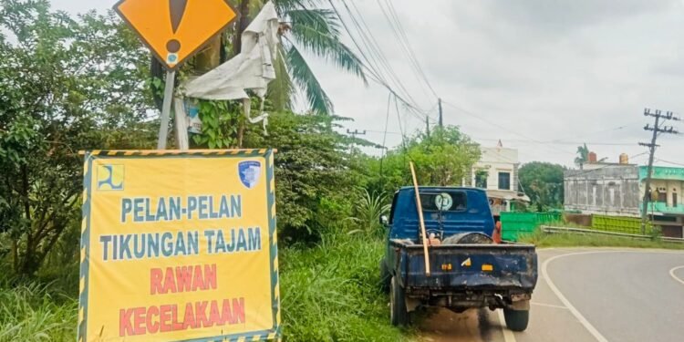 Tekan Angka Kecelakaan, Satlantas Polresta Jambi Lakukan Pemasangan Rambu Peringatan Daerah Rawan Lakalantas