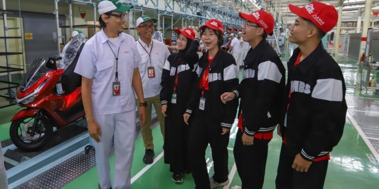 Refan Enggi Buktikan Ide Kecil Bisa Berdampak Besar di AHM Best Student 2025