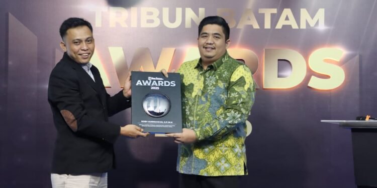Prioritaskan Tenaga Kerja Lokal, Bupati Roby Terima Penghargaan Tribun Batam Awards 2025