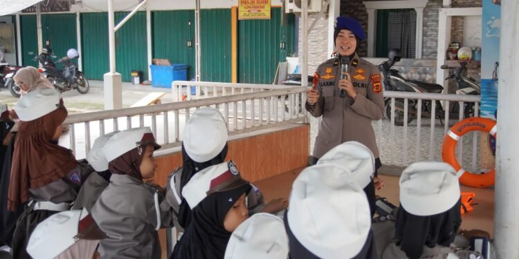 Polwan Ditpolairud Polda Jambi Ajak Anak RA Al-Ikhlas Kenali Dunia Polisi Perairan Lewat Program Polisi Sahabat Anak