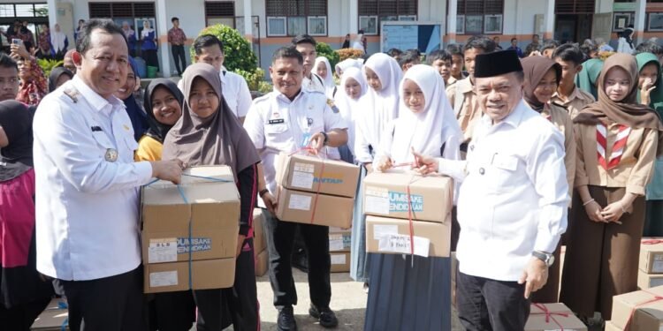 Gubernur Al Haris Serahkan Bantuan Dumisake untuk Pendidikan di Muaro Jambi