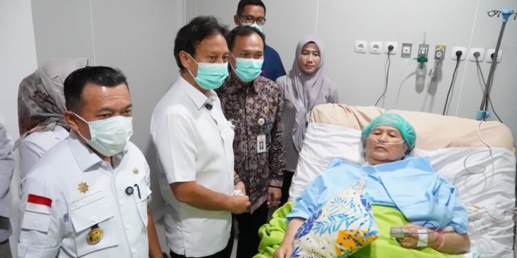 Menkes dan Gubernur Al Haris Tinjau Operasi Jantung Perdana di RSUD Raden Mattaher Jambi