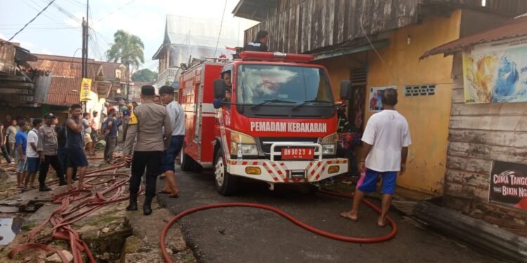 Polresta Jambi dan Damkar Gerak Cepat Tangani Kebakaran di Kelurahan Rajawali