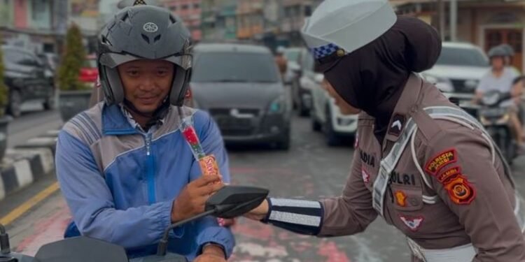 Satlantas Polresta Jambi Beri Edukasi Lalu Lintas dan Cokelat kepada Pengendara