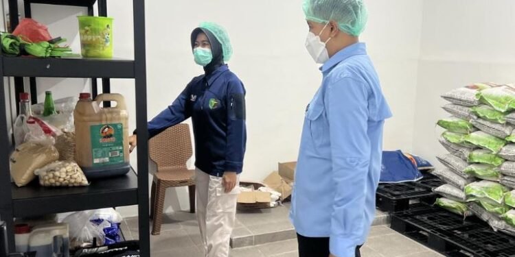 Pastikan Pengelolaan MBG Sesuai SOP, Kasi Dokkes Polresta Jambi Laksanakan Pemeriksaan Food Safety