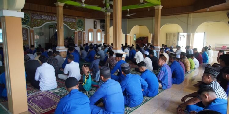 Ditpolairud Polda Jambi Laksanakan Sholat Jum’at Bersama Warga Pulau Pandan