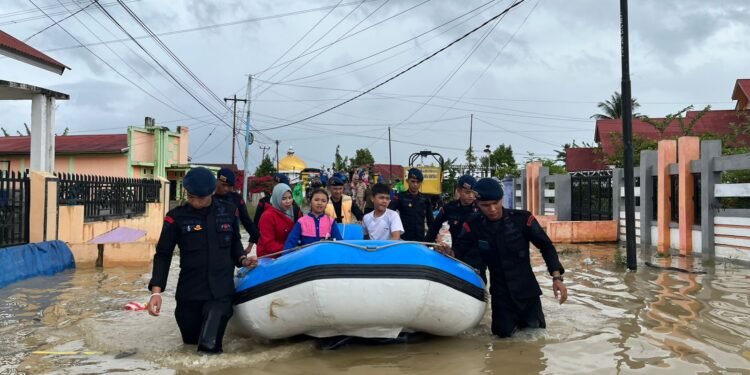 Respons Cepat Brimob Polda Jambi Evakuasi Warga Terdampak Banjir di Depati Tujuh