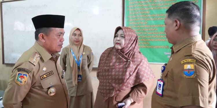 Gubernur Al Haris Tinjau Pelaksanaan TKA di SMAN 8 dan SMKN 1 Kota Jambi Untuk Evaluasi Kualitas Siswa