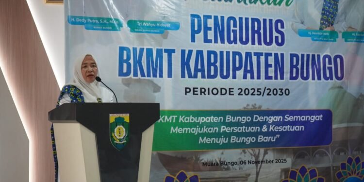 Hj. Hesti Haris Lantik Pengurus BKMT Kabupaten Bungo Periode 2025–2029