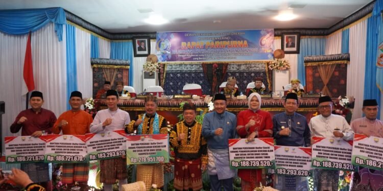 HUT ke-67 Kerinci, Gubernur Al Haris Serahkan Bantuan Sosial dan Bedah Rumah