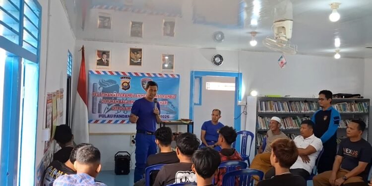 Ditpolairud Polda Jambi Berikan Pelatihan Keterampilan Pangkas Rambut untuk Remaja Pulau Pandan