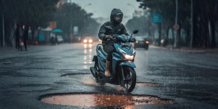 Tips Aman dari Sinsen Saat Melewati Jalan Rusak dan Tergenang Air