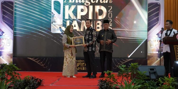Hesti Haris Terima Penghargaan Life Achievement pada Anugerah KPID Jambi 2025