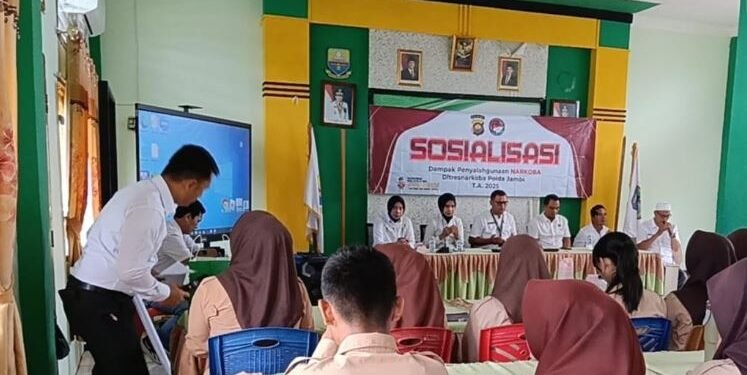 Ditresnarkoba Polda Jambi Sosialisasikan Bahaya Narkoba kepada Siswa SMA Negeri 3 Tebo