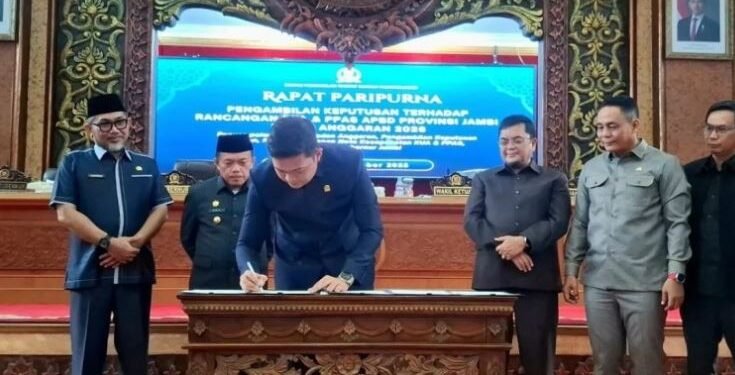 Ketua DPRD Provinsi Jambi Teken Nota Kesepakatan KUA dan PPAS 2026