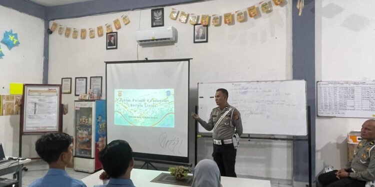 Ditlantas Polda Jambi Sosialisasikan Keselamatan Berkendara kepada Karyawan PT Yakult