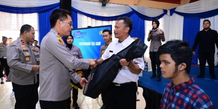 Hari Disabilitas Internasional, Polda Jambi Serahkan Hibah Alat Musik untuk Siswa SLB