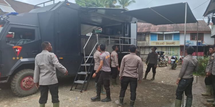 Satbrimob Polda Jambi Kirim Dua Mobil Dapur Lapangan untuk Korban Longsor di Kabupaten Agam