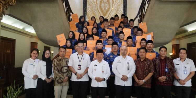 Serahkan 38 SK PPPK Paruh Waktu, Gubernur Al Haris: Niatkan Kita Ingin Kerja dengan Baik