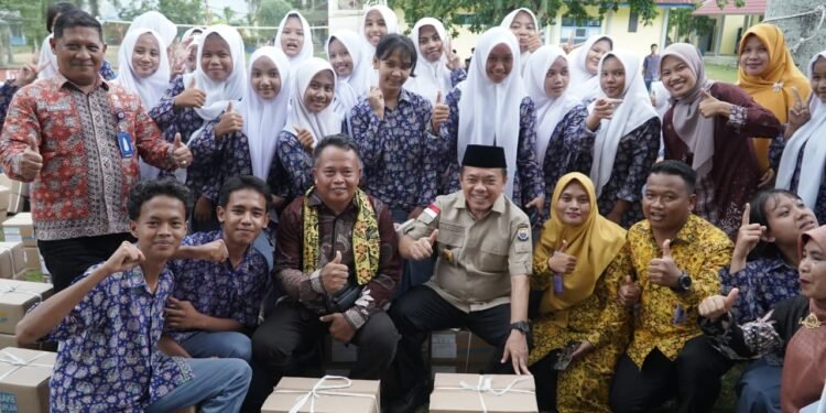 Gubernur Al Haris Serahkan 531 Bantuan Dumisake Pendidikan untuk Kabupaten Tebo