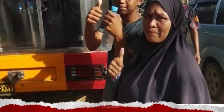 Satbrimob Polda Jambi Distribusikan Air Bersih untuk Warga Terdampak Bencana di Aceh Tamiang