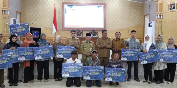 Gubernur Al Haris Salurkan 51 Bantuan Bedah Rumah di Tanjab Barat