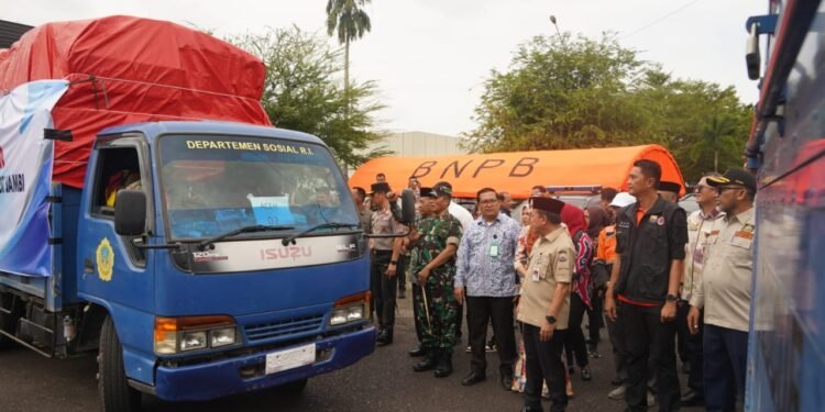 Danrem 042/Gapu Hadiri Pelepasan Bantuan Kemanusiaan untuk Korban Bencana di Aceh, Sumut, dan Sumbar