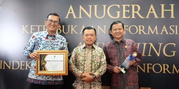 Gubernur Jambi Terima Anugerah Keterbukaan Informasi Publik 2025 dari KIP
