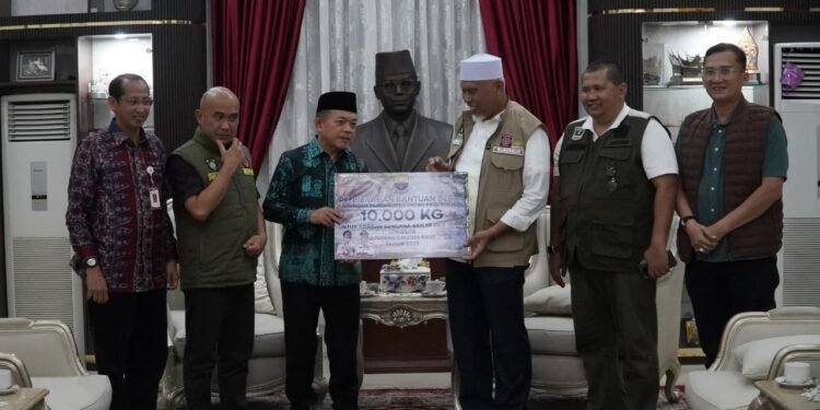 Al Haris Serahkan Langsung Bantuan Provinsi Jambi ke Gubernur Sumbar untuk Korban Banjir dan Longsor