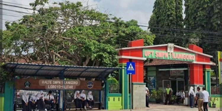 Proyek Revitalisasi SMPN 1 Kanigoro Rp3 Miliar Disorot, Pihak Sekolah dan Perencana Bungkam
