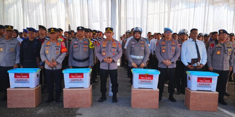 Wujud Empati, Kapolri Beri Bantuan kepada Anggota Polri Korban Bencana di Sumbar