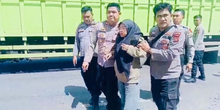 Kapolsek Jaluko Sigap Bantu Korban Kecelakaan di Pos Nataru Mendalo Darat