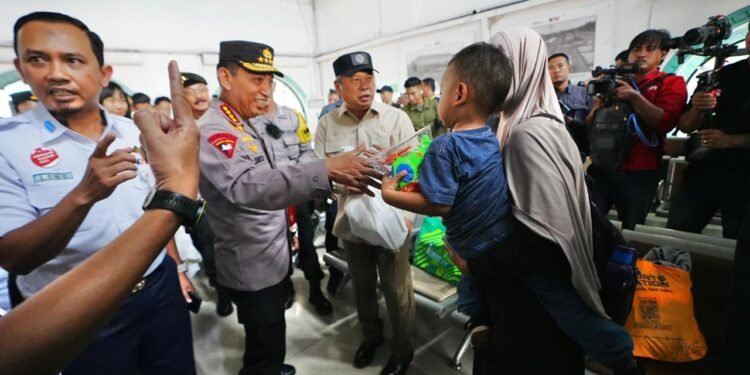 Kapolri Tinjau Stasiun Pasar Senen, Pastikan Kesiapan Pengamanan dan Pelayanan Nataru 2025