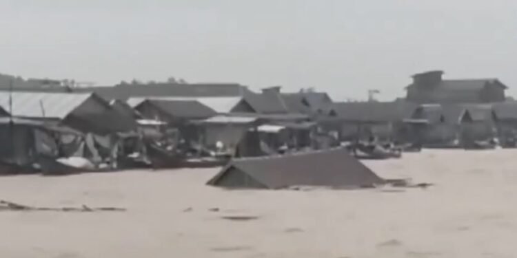 Rumah Warga di Bantaran Sungai Kuala Simbur Hanyut Diterjang Gelombang