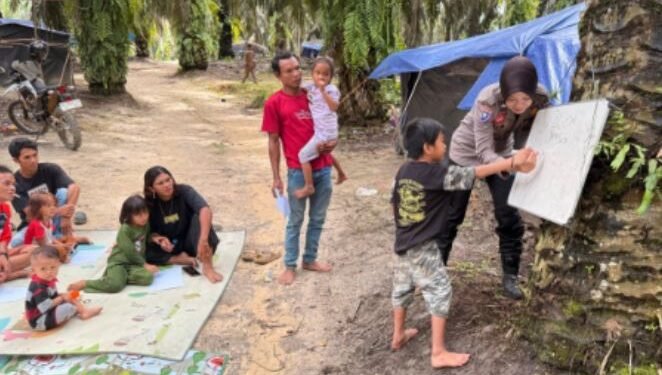 Kurangi Buta Aksara, Polsek Bajubang Edukasi Anak SAD