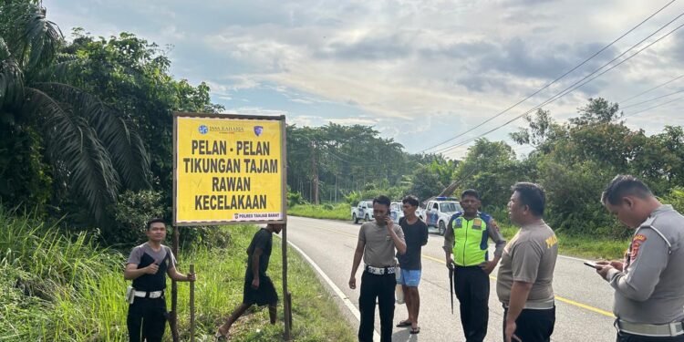 Jasa Raharja Bersama Polres Lakukan Pemasangan Spanduk di Titik Rawan Kecelakaan