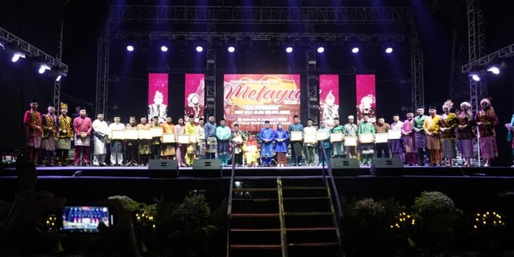 HUT ke-69 Jambi, Gubernur Al Haris Anugerahkan Maestro Seni dan Warisan Budaya